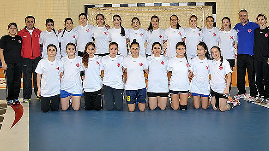 17 Yaş Kadınlar sahne alıyor