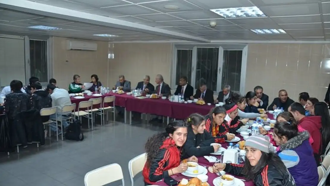 Adana’da Hadi’den Hentbolculara Destek