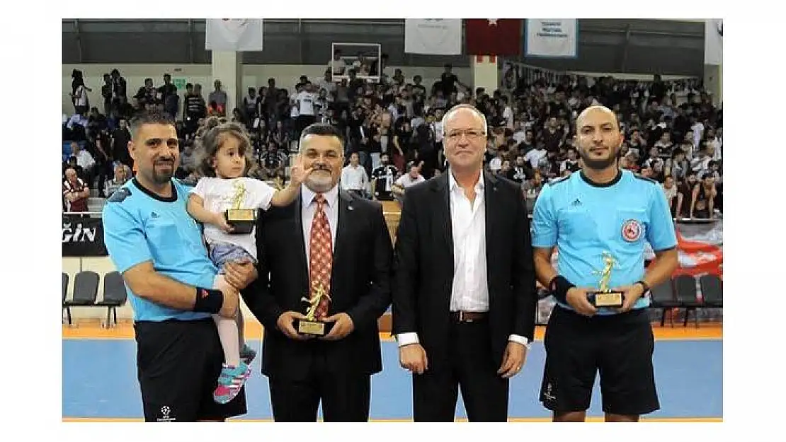Başarılı hakem çifti Özgür ile Savaş veda etti