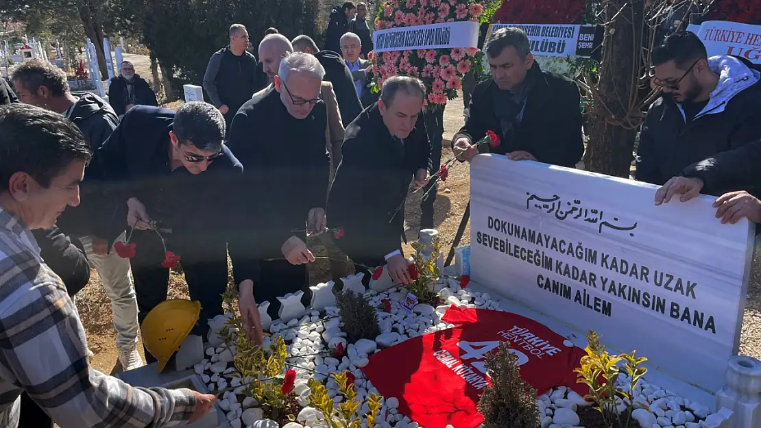 Cemal Kütahya, Kabri Başında Anıldı