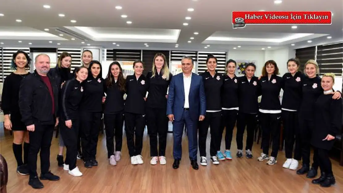 Muratpaşa Belediye Başkanı Ümit Uysal, Hentbolcuların yanında…