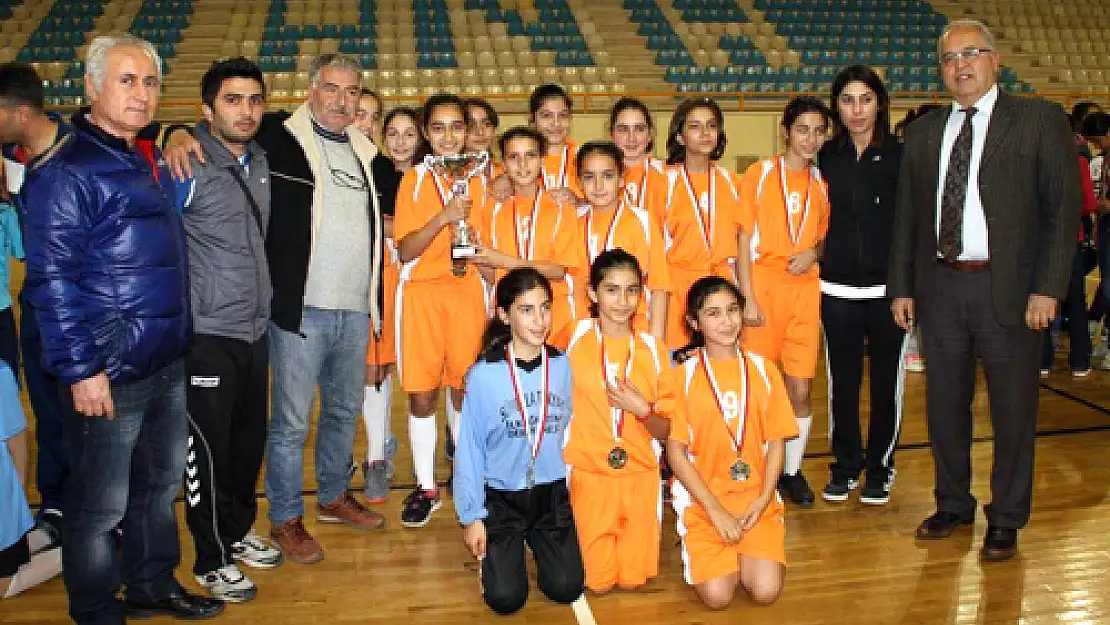 Nuri Zekiye Has Ortaokulu Adana şampiyonu