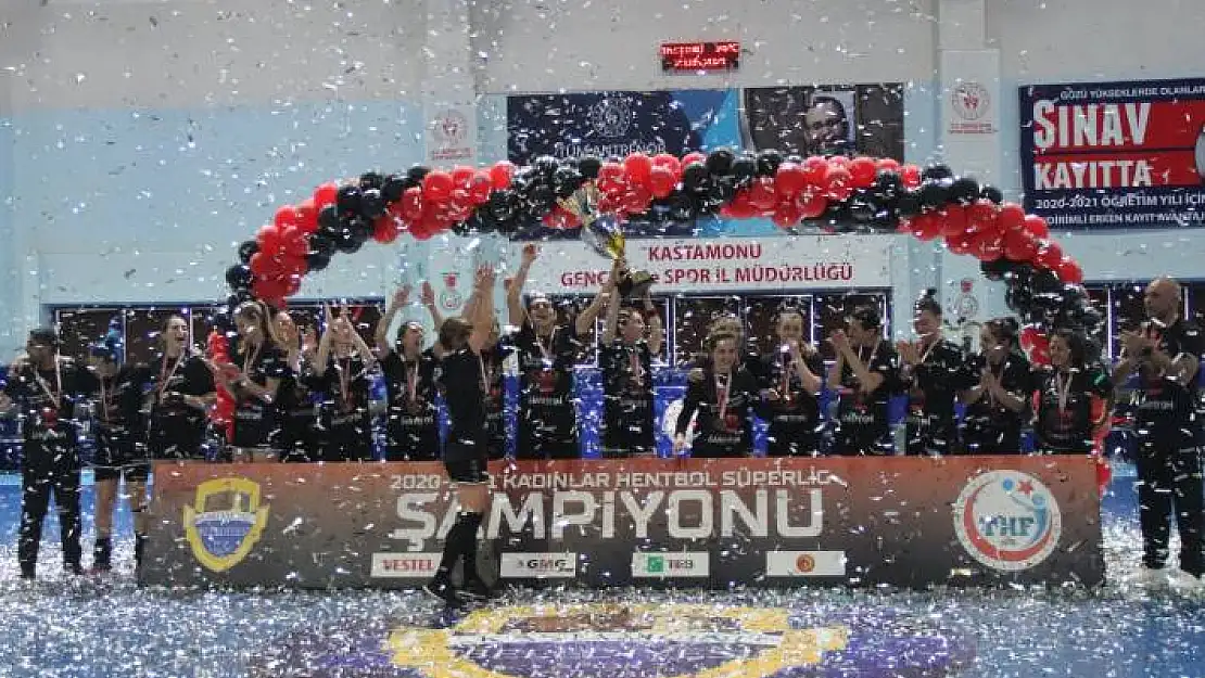 Şampiyon kupasına kavuştu