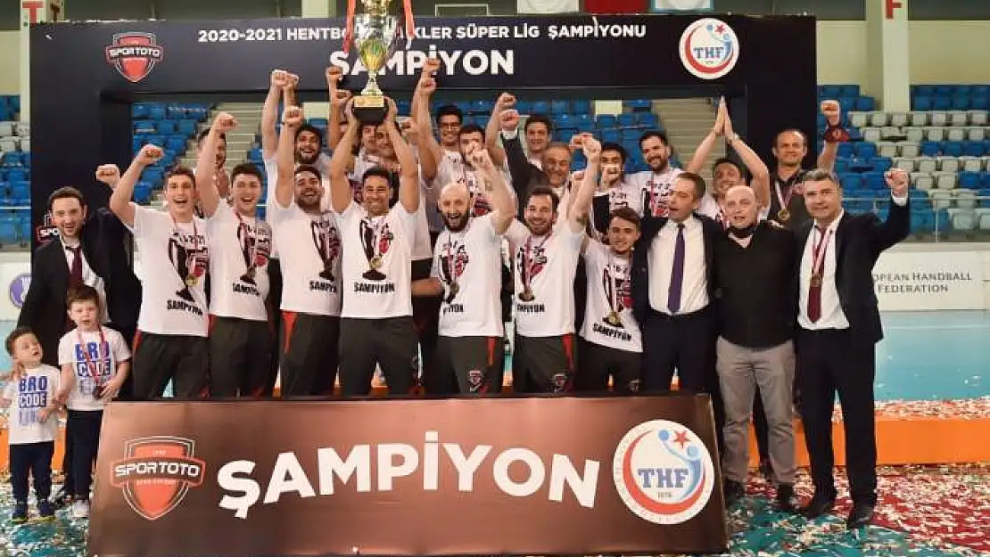Spor Toto kupasını havaya kaldırdı