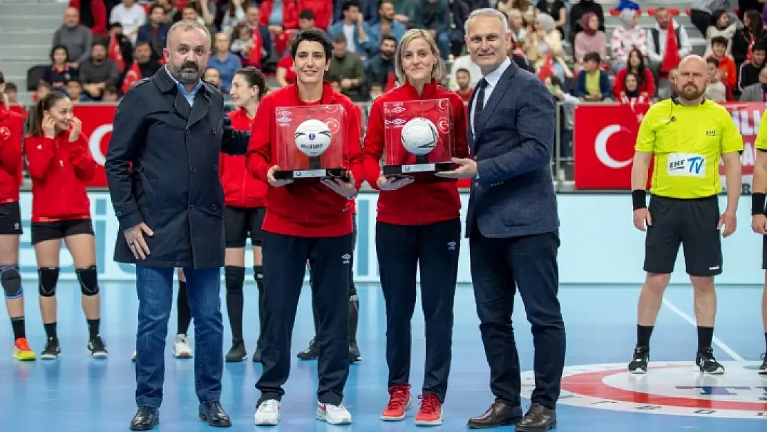 Yeliz Özel ve Sevilay İmamoğlu Öcal’a plaket