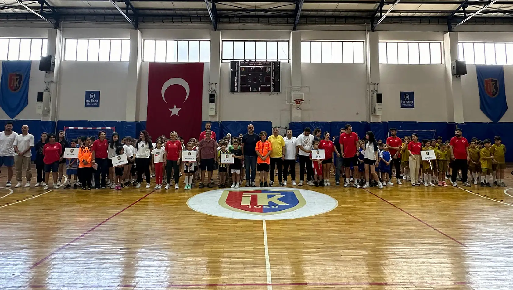 İzmir'de Master Plan Minik Hentbol Şenliği Gerçekleştirildi