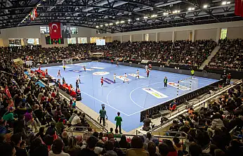 Kadınlar Süper Ligi'nde Zirve Yarışı ve Alt Sıra Mücadelesi Aynı Anda Sahada