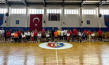 İzmir'de Master Plan Minik Hentbol Şenliği Gerçekleştirildi