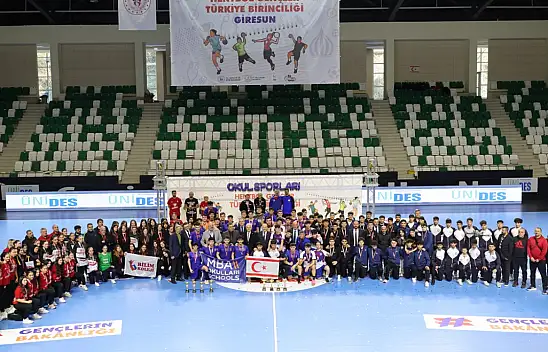 Antalya 75. Yıl Cumhuriyet ile İstanbul Özel Ataşehir Modern Bilimler Akademisi Anadolu Liseleri Şampiyon