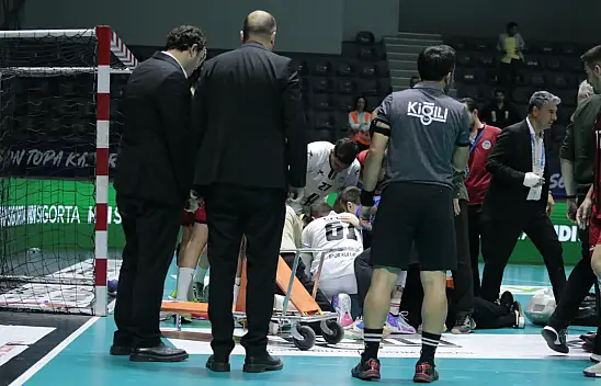 Coşkun Göktepe Sedye ile Salonu Terk Etti