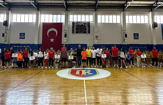 İzmir'de Master Plan Minik Hentbol Şenliği Gerçekleştirildi