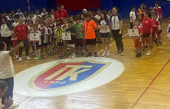 İzmir'de Master Plan Minik Hentbol Şenliği Gerçekleştirildi