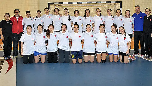 17 Yaş Kadınlar sahne alıyor