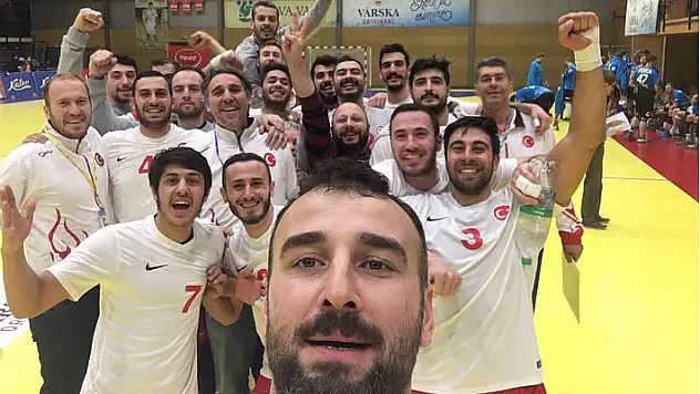 A Millilerden selfie’li kutlama