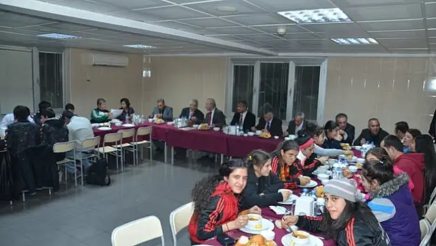 Adana’da Hadi’den Hentbolculara Destek