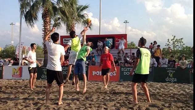 Adana’da Kum Hentbolu Fırtınası