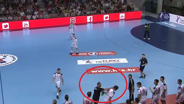 Antrenörden oyuncusuna dayak