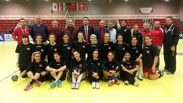 Başkonsolos Atay, Milli Takım’ı yalnız bırakmadı