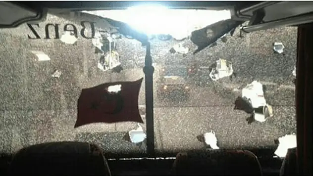 Bu kez de Beşiktaş otobüsü taşlandı!