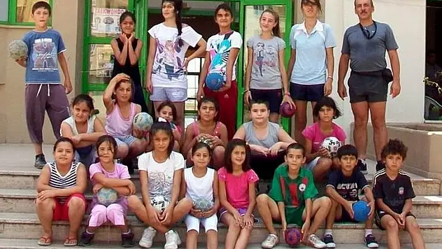 Burhaniye’de Hentbolcular Belgelerini Aldı