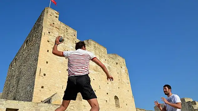 Çeşme Kalesi Hentbol Topları ile Fethedildi