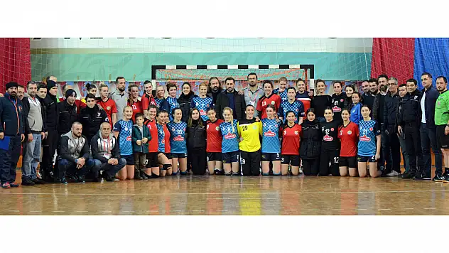 Çevik Kuvvet ekipleriyle kucaklaştılar