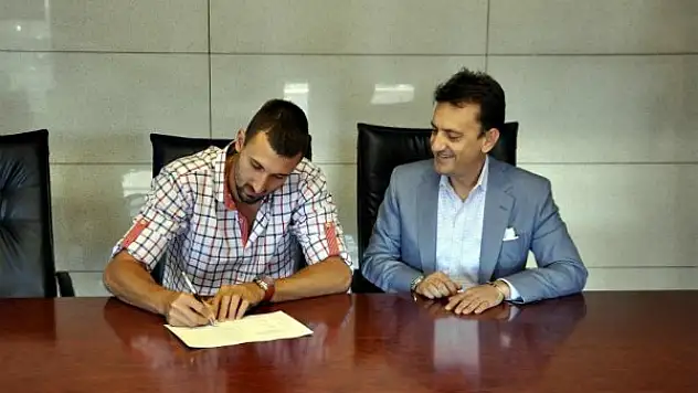 David Rasic Resmi Sözleşmeyi İmzaladı