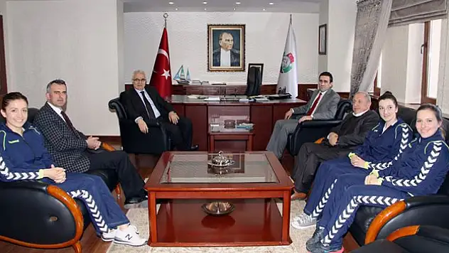 Dişi Atmacalar Hazır