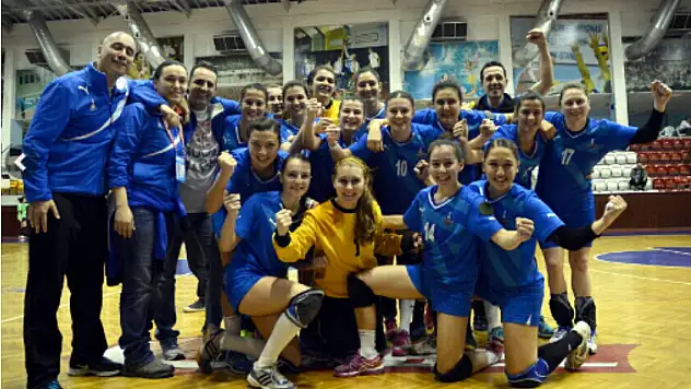 Dişi Atmacalar İzmir’de uçamadı