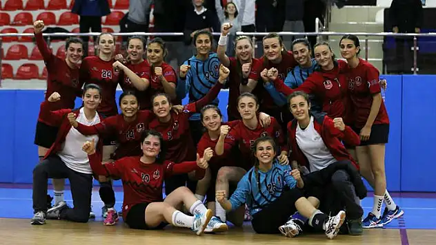 Eskişehir Hentbol evinde kazandı