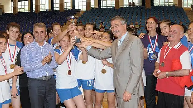 Genç Bayanlarda Şampiyon İzmir B.BLD.