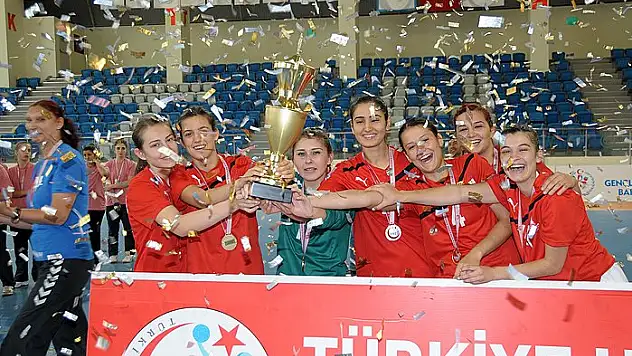 Genç Bayanların En Büyüğü İzmir