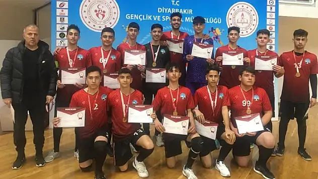 Gölbaşı Yunus Emre Anadolu Lisesi grup birincisi oldu