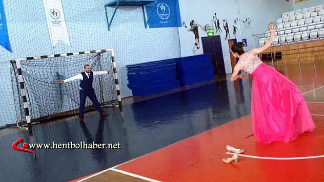 Hentbolcunun ‘NİŞAN’ı böyle olur!