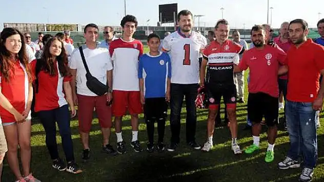 Hentbolculardan futbolculara destek