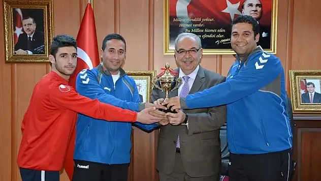 Hüsrev Kutlu’ya Hentbolculardan ziyaret