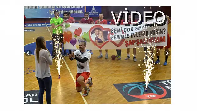 İzmir’de salonda evlenme teklifi