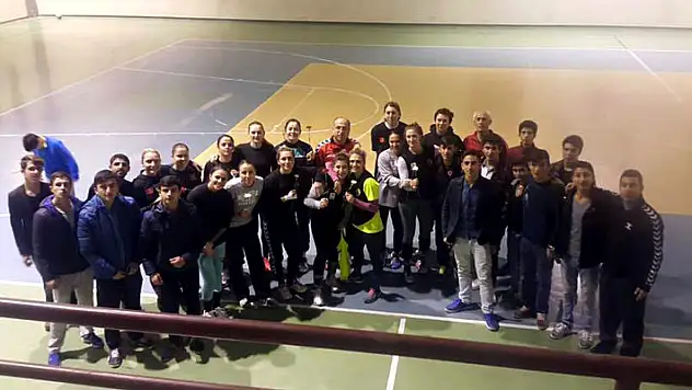 Kastamonu Belediyesi SK’ya karanfil jesti