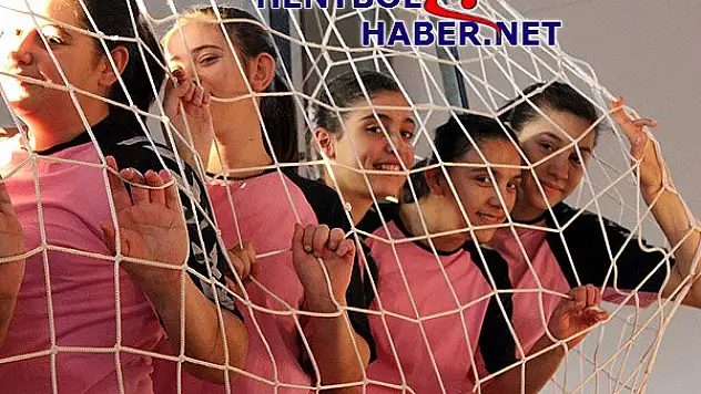 Kemalpaşa Oyuncularını Alkışlıyor