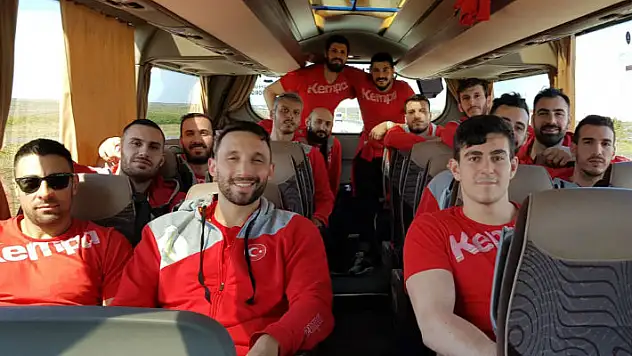 Büyükelçimiz ve Konsolosumuz  milli takımımızı karşıladı