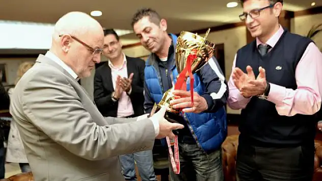 Kupa Başkanın ellerinde