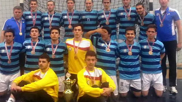 Kupa Başkanın Ellerinde