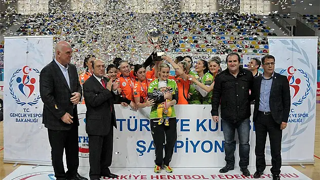 Kupayı , Başkan Evcilmen’e Teslim Ettiler