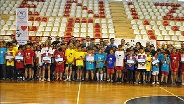 Minik Eller Hentbol Şenliği Denizli’de