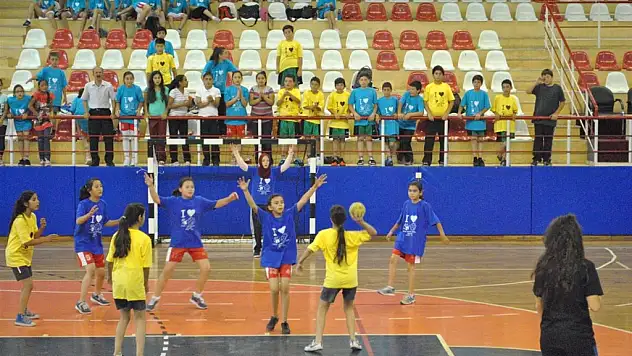 Minik Eller Hentbol Şenliği Göksel Erdoğan anısına…