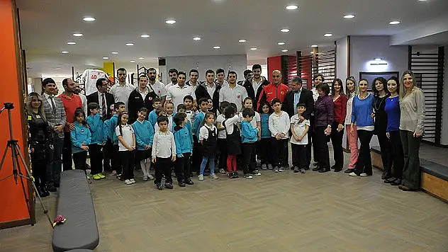 Minik öğrencilerin misafiri A Milliler