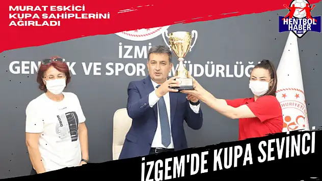 Murat Eskici’ye kupayı hediye ettiler