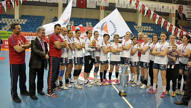 Paşa’nın Meleklerine Yemekli Kutlama