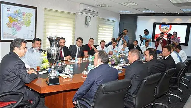 Rainbow Vali’nin Huzurunda