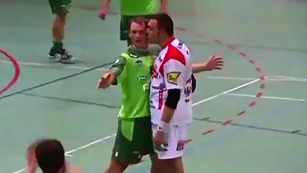 Rakibini öptü, öpülen sahadan atıldı!